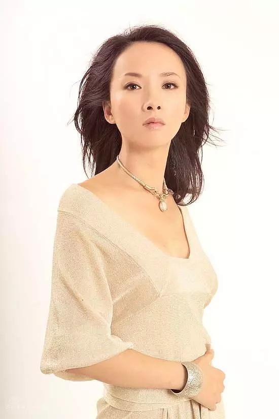 她是《大宅门》里的香秀，和张国荣演过对手戏，她的美低调而持久