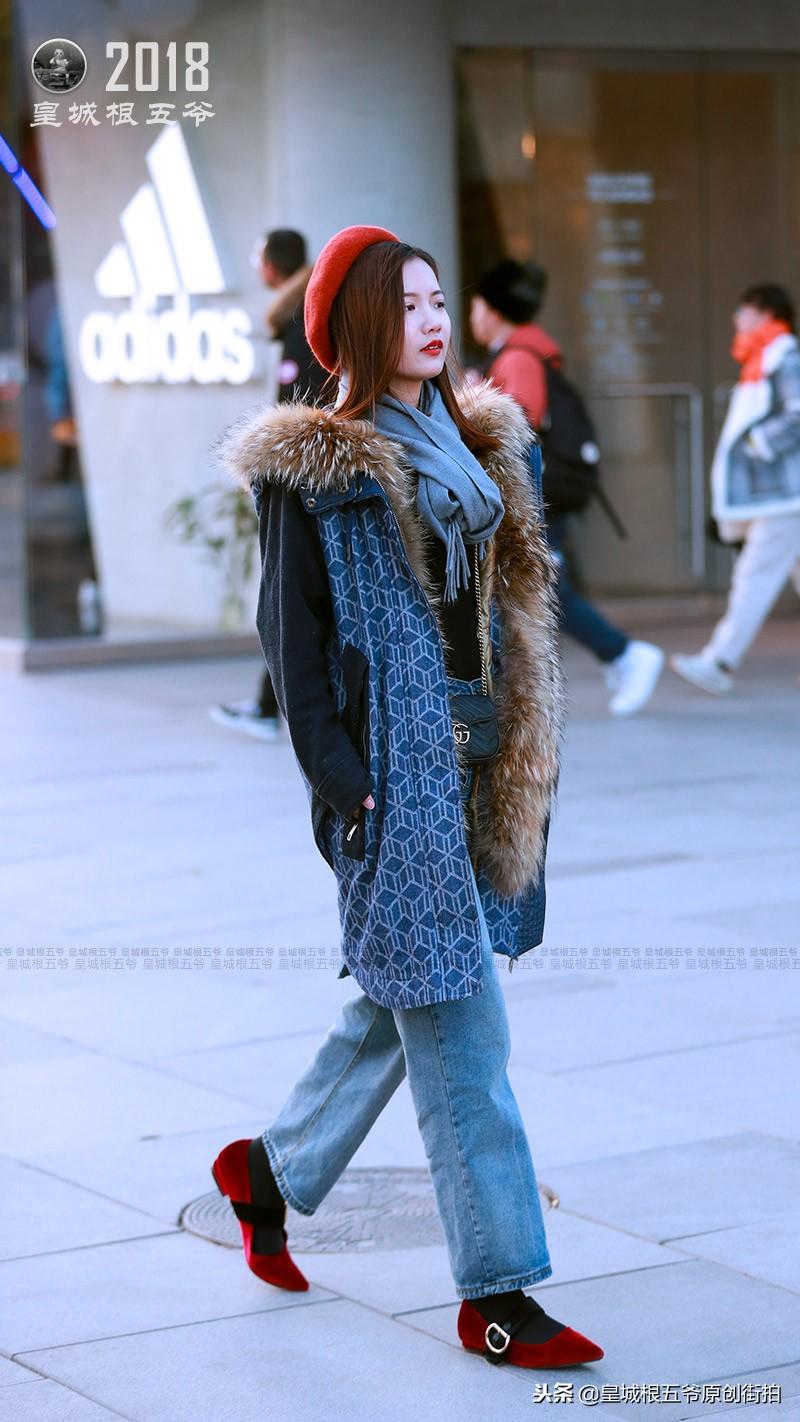 街拍：三里屯美女穿搭，给你带来时下流行的元素参考