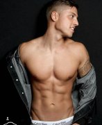 胸肌中间怎么练只有两侧结实(怎么练胸肌中间的肌肉)