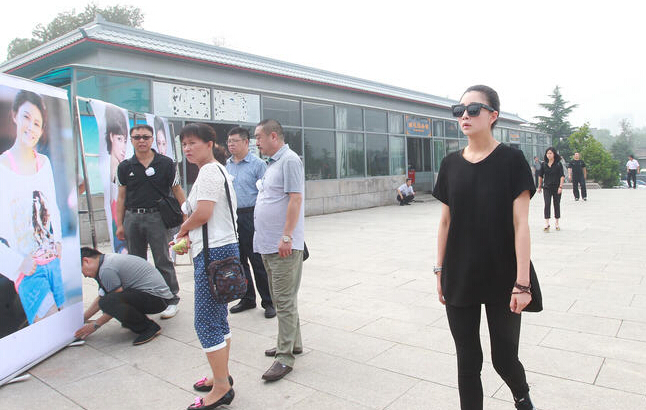 聂鑫葬礼，拍戏遭遇车祸去世，好友杜淳、田亮悼念，殷桃哭成泪人