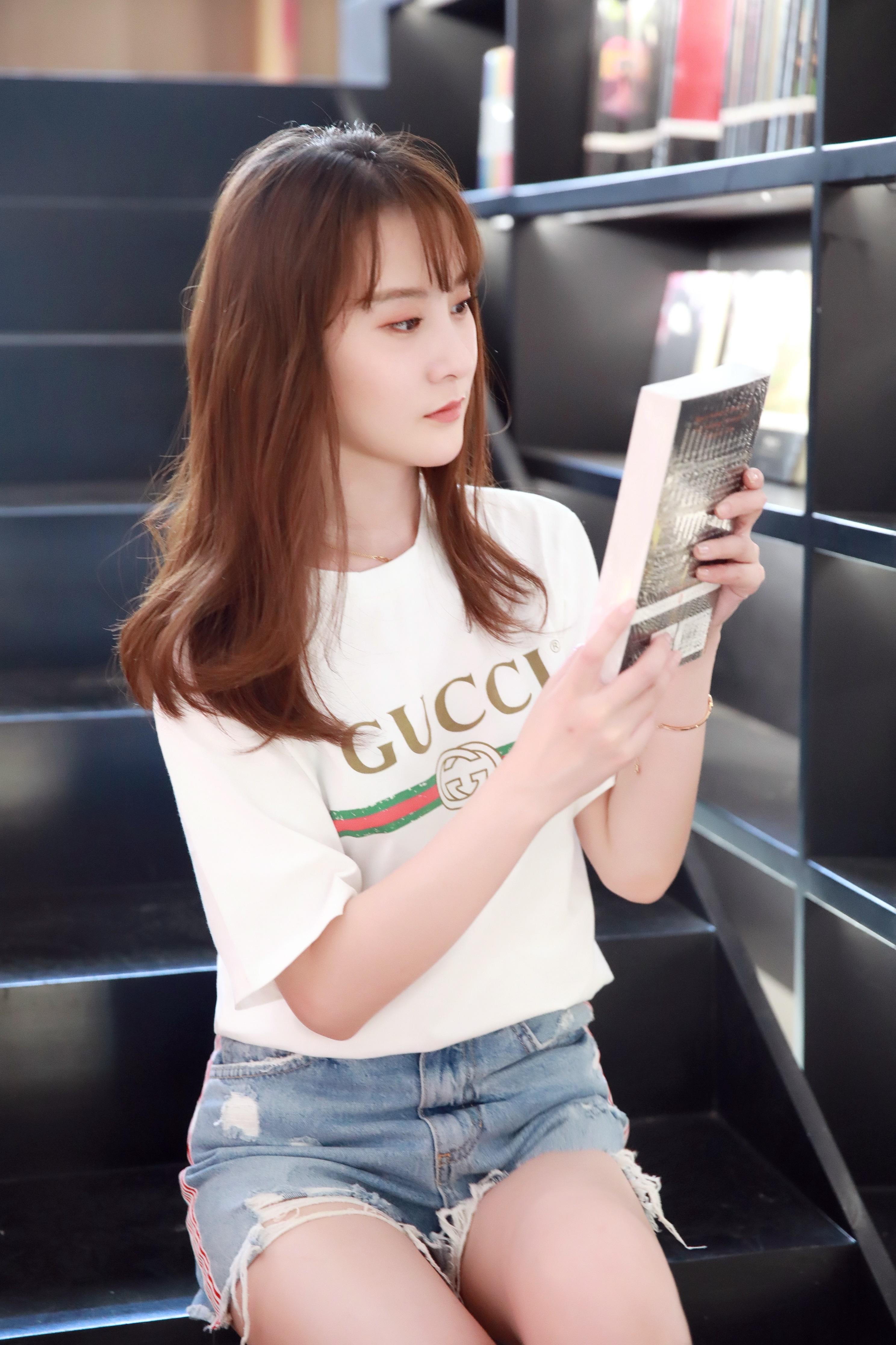 北影校花李梦露甜美读书近照曝光 尽显温柔淑女风