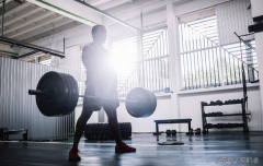 健美硬拉怎么练(健美式硬拉动作)