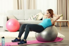 健身球瘦手臂的方法(健身球瘦手臂的方法图解)