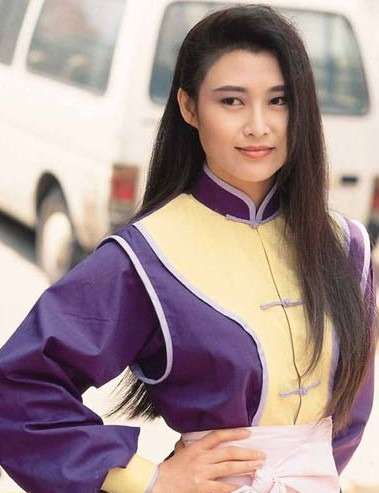 她是香港传奇艳星,35F身材傲人,卿本佳人叶玉卿生日快乐