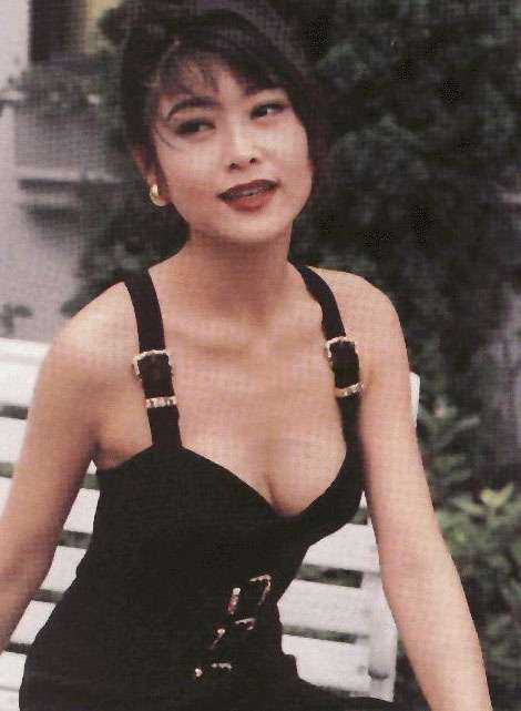 她是香港传奇艳星,35F身材傲人,卿本佳人叶玉卿生日快乐