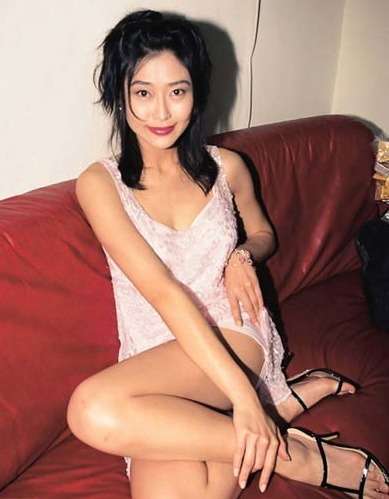 她是香港传奇艳星,35F身材傲人,卿本佳人叶玉卿生日快乐