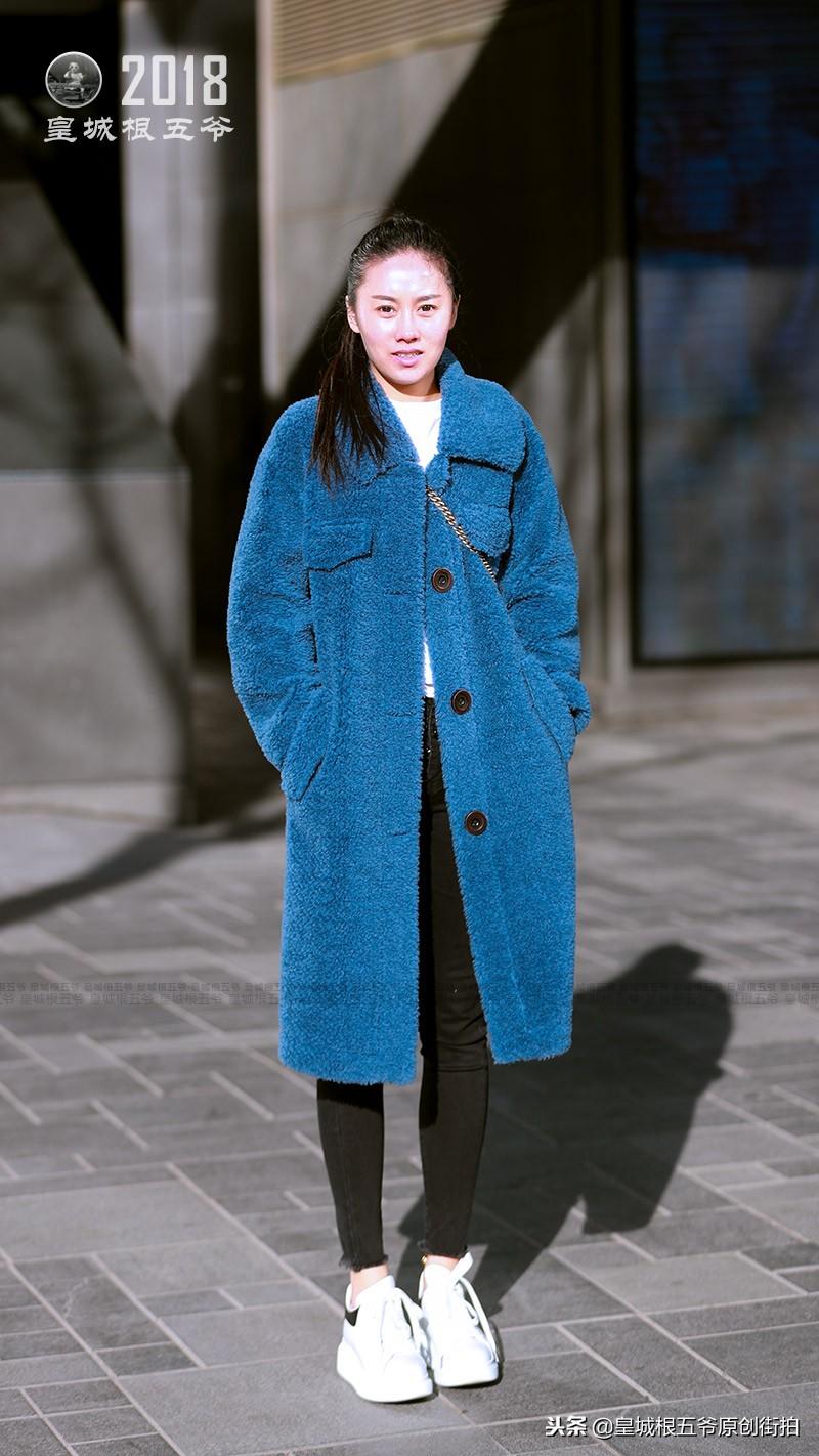 街拍：三里屯美女穿搭，给你带来时下流行的元素参考