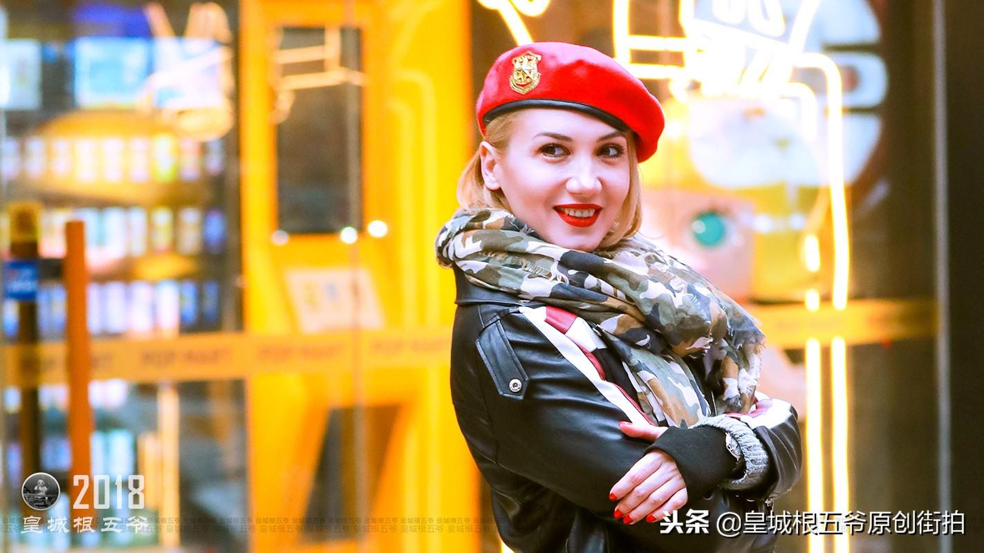 街拍：三里屯美女穿搭，给你带来时下流行的元素参考