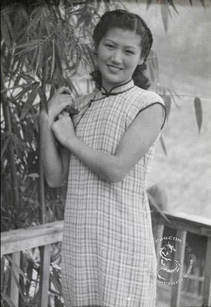 老照片：民国时期女子旗袍装，气质优雅，懂礼数守规矩