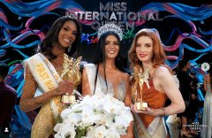 美女性服装(时尚的美女)