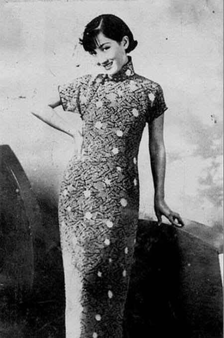 老照片：民国时期女子旗袍装，气质优雅，懂礼数守规矩