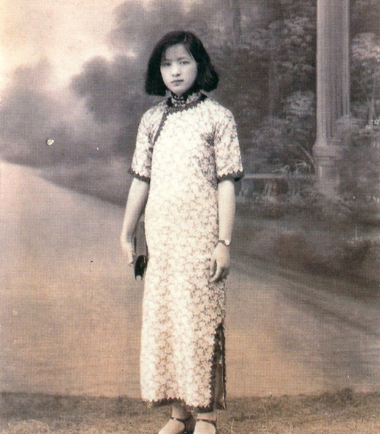 老照片：民国时期女子旗袍装，气质优雅，懂礼数守规矩