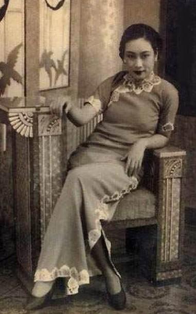 老照片：民国时期女子旗袍装，气质优雅，懂礼数守规矩