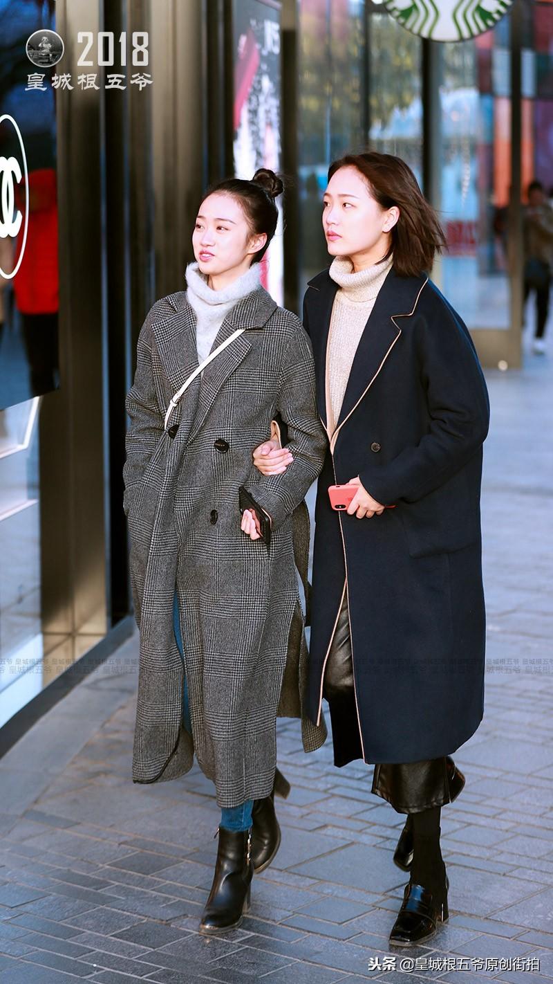 街拍：三里屯美女穿搭，给你带来时下流行的元素参考