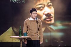 穿着女性化标准服装的男人(女穿男衣服是什么风格)