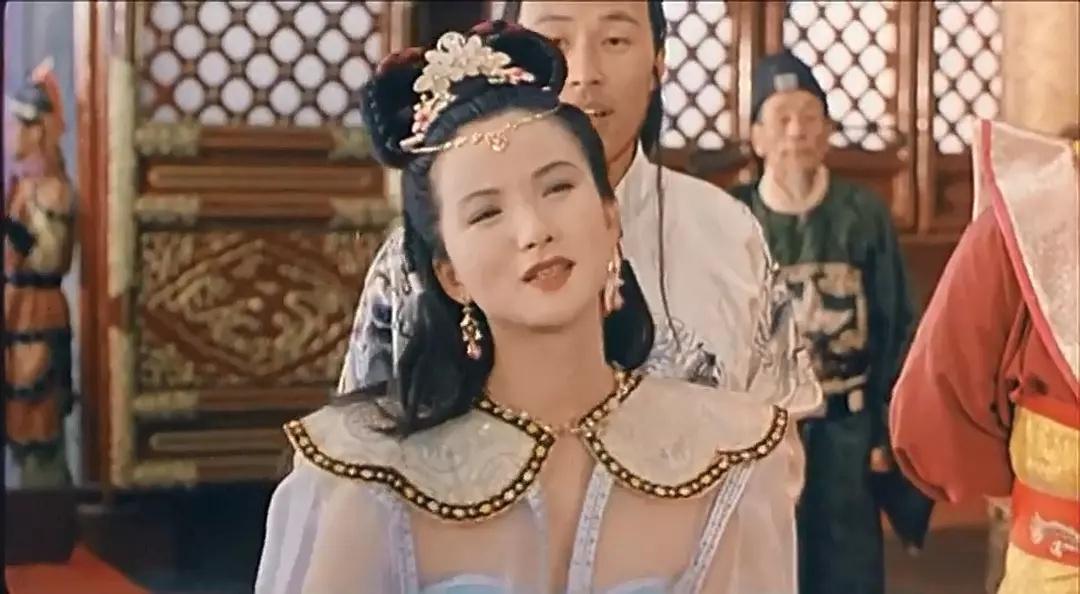 她是《大宅门》里的香秀，和张国荣演过对手戏，她的美低调而持久