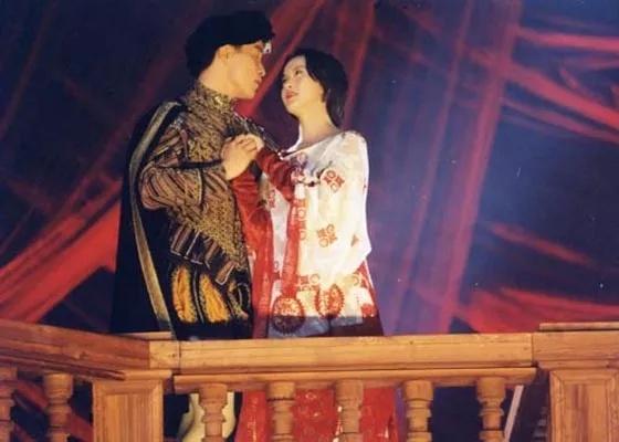 她是《大宅门》里的香秀，和张国荣演过对手戏，她的美低调而持久