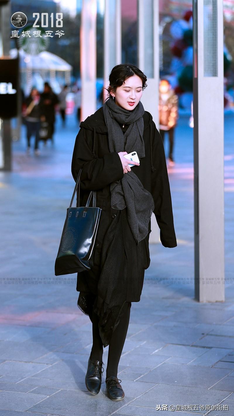 街拍：三里屯美女穿搭，给你带来时下流行的元素参考