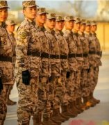 当兵穿的是什么服装女性(当兵穿啥衣服)