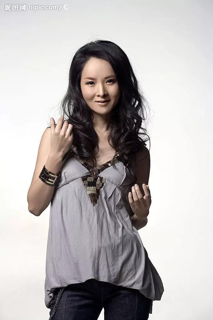 她是《大宅门》里的香秀，和张国荣演过对手戏，她的美低调而持久