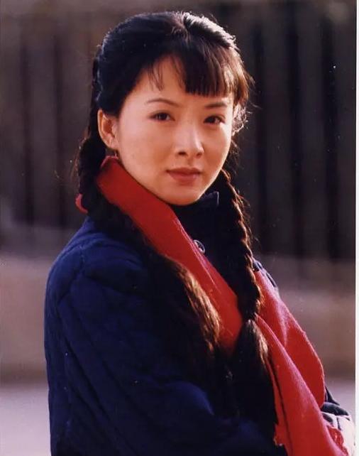 她是《大宅门》里的香秀，和张国荣演过对手戏，她的美低调而持久