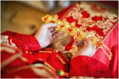 女性参加婚宴服装颜色(女士参加婚宴着装)