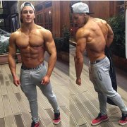 哑铃练背部肌肉的方法(哑铃练背肌肉训练方法)