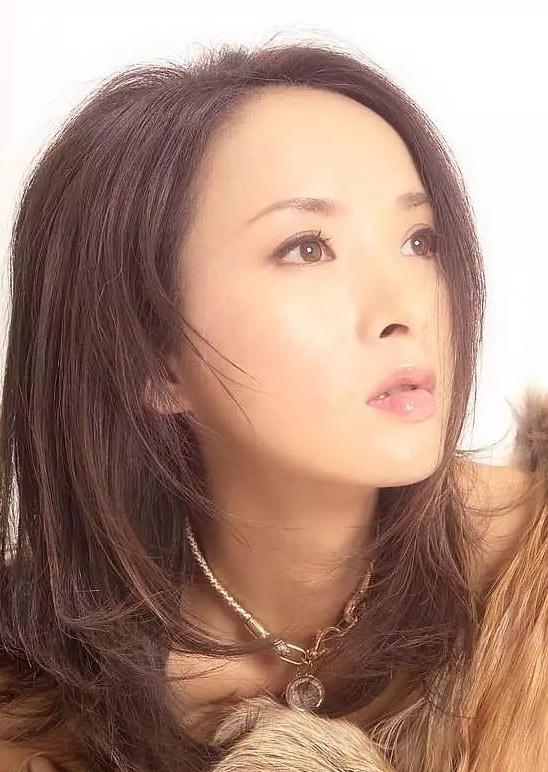 她是《大宅门》里的香秀，和张国荣演过对手戏，她的美低调而持久