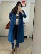 女性服装蓝色背景图片高清(蓝色背景的个性女图)