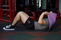 正确做仰卧起坐的方法(正确做仰卧起坐的方法视频教程)