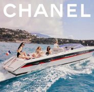 后窗里的女性服装设计师(女设计师穿着)