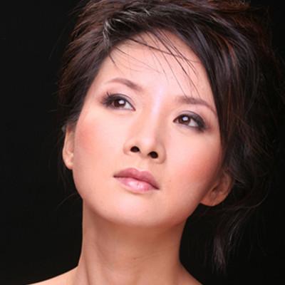 她是《大宅门》里的香秀，和张国荣演过对手戏，她的美低调而持久