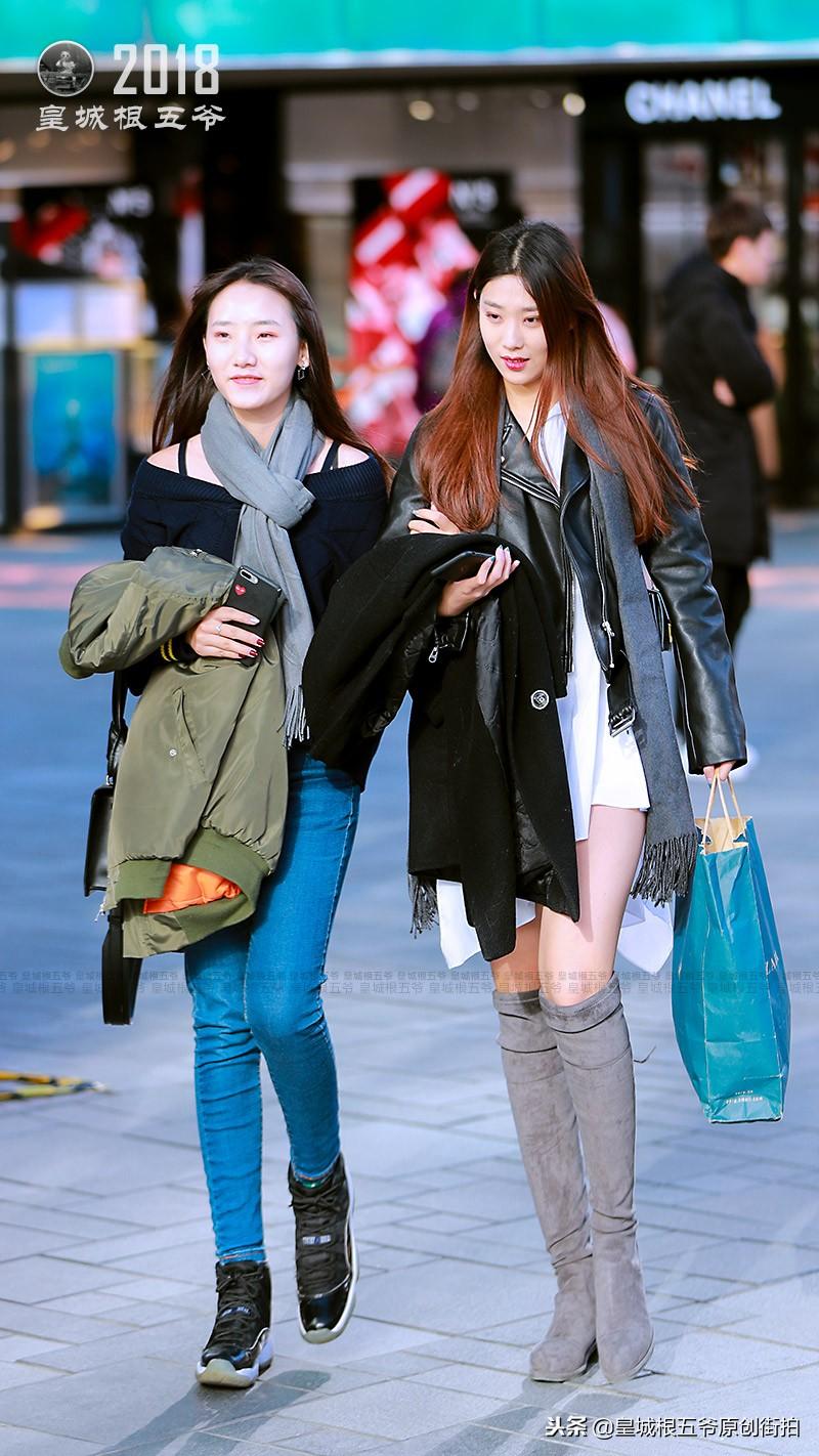 街拍：三里屯美女穿搭，给你带来时下流行的元素参考