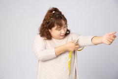 肌肉手臂怎么减(手臂肌肉发达怎么减)