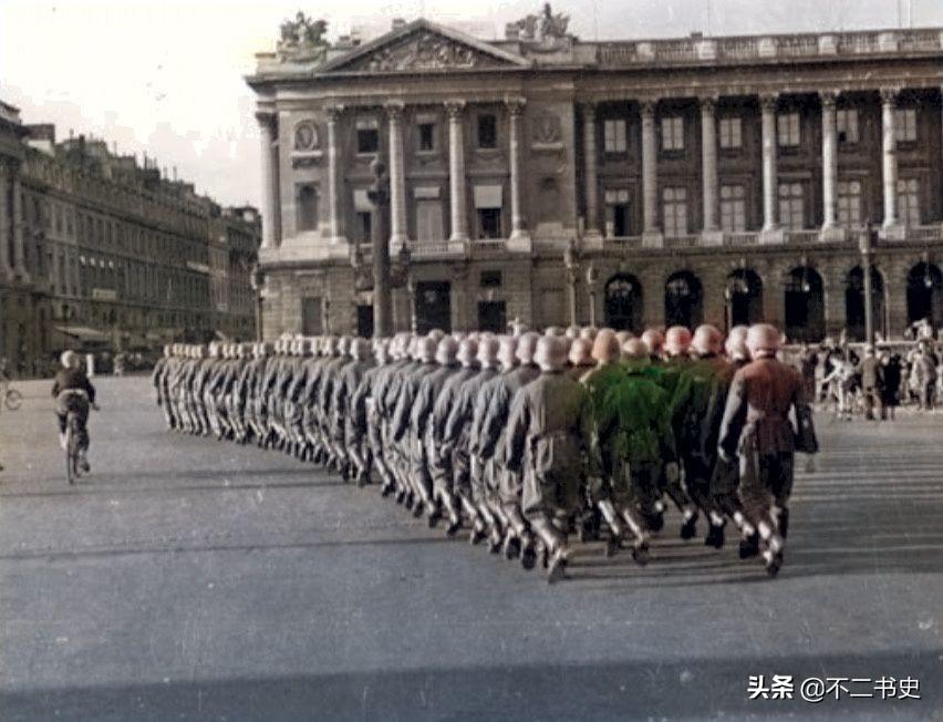 上色老照片：镜头下德占时期的法国，对着德军微笑的巴黎女孩