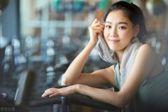 在健身房怎么锻炼(在健身房怎么锻炼胸肌)