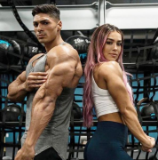 在家怎么锻炼肱二头肌(在家怎么锻炼肱二头肌视频教程)