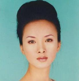 她是《大宅门》里的香秀，和张国荣演过对手戏，她的美低调而持久