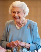 优雅大气女性服装搭配(优雅大气女性服装搭配图片)