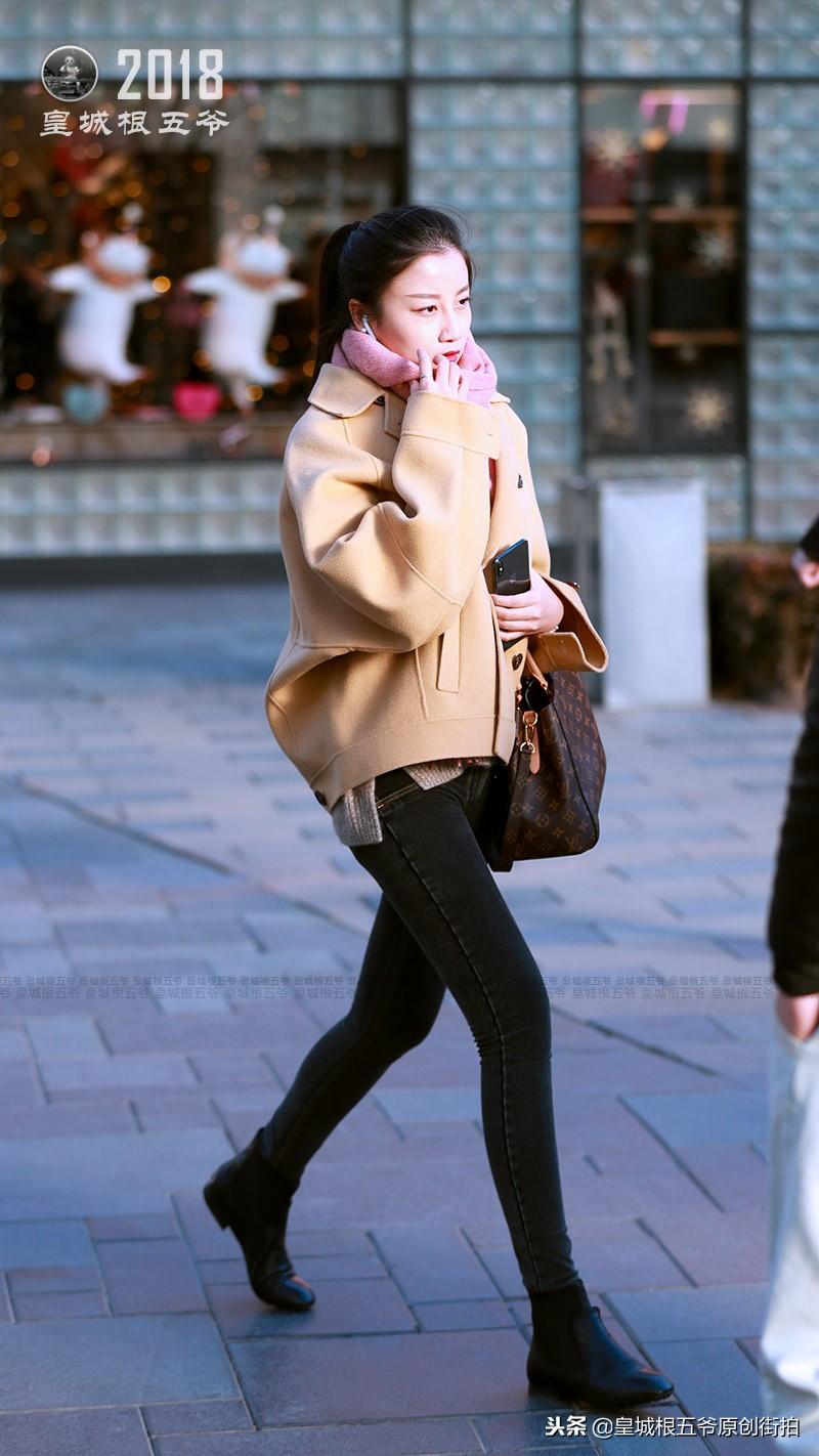 街拍：三里屯美女穿搭，给你带来时下流行的元素参考
