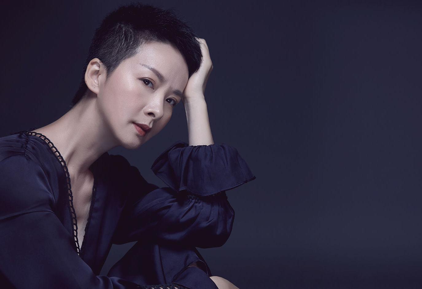 她是《大宅门》里的香秀，和张国荣演过对手戏，她的美低调而持久