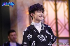 舞蹈中女性动作服装暴露(舞蹈中的女子)