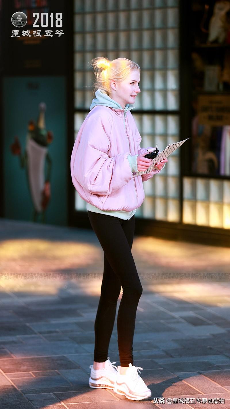 街拍：三里屯美女穿搭，给你带来时下流行的元素参考