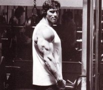 杠铃怎么练肱三头肌(杠铃练肱三头肌的经典动作)