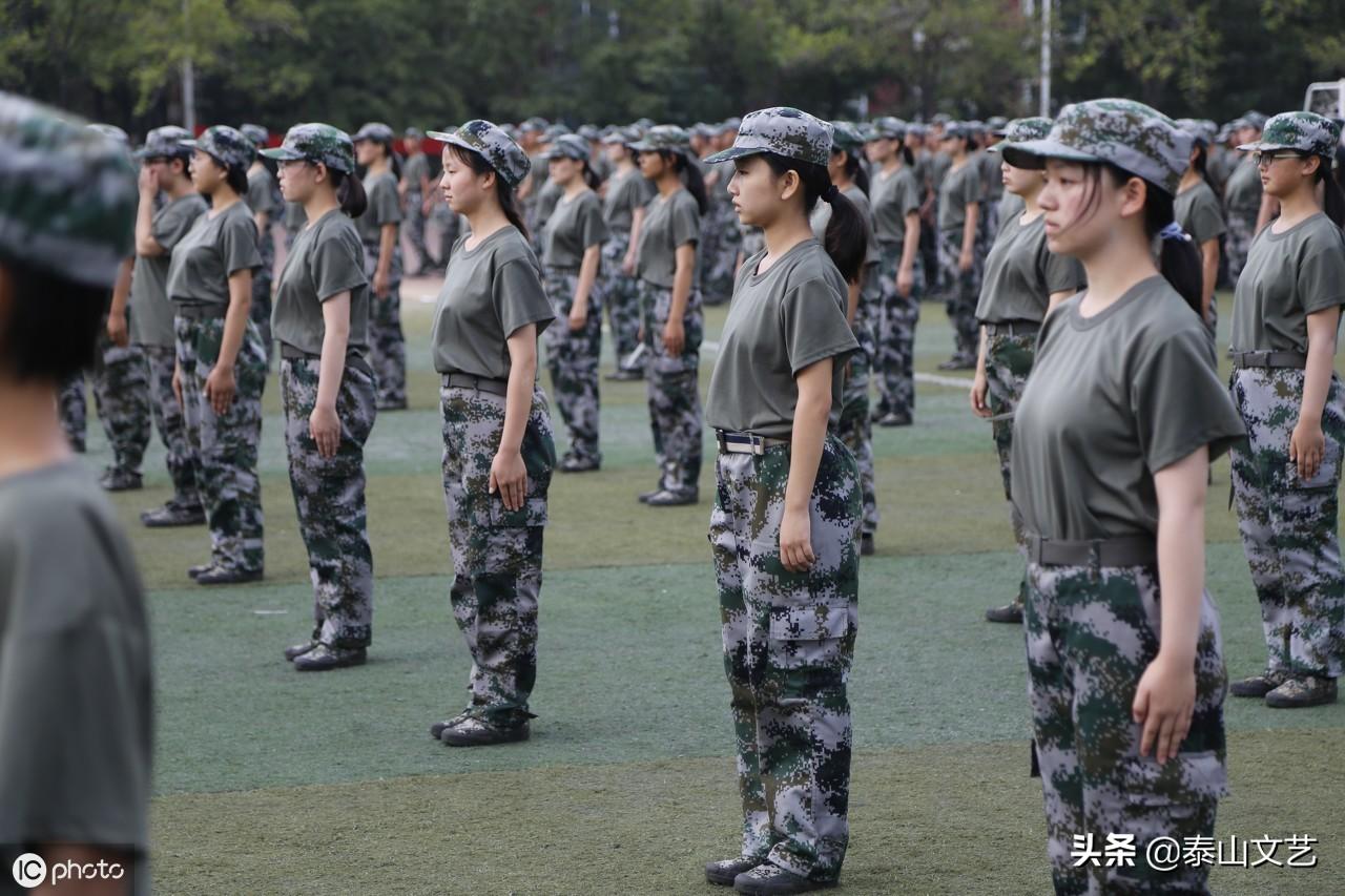 郑州大学军训设立“女子匕首连”，干练潇洒，声势震天（图组）