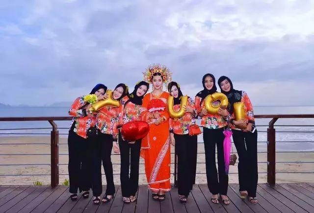 美回族的多种服饰