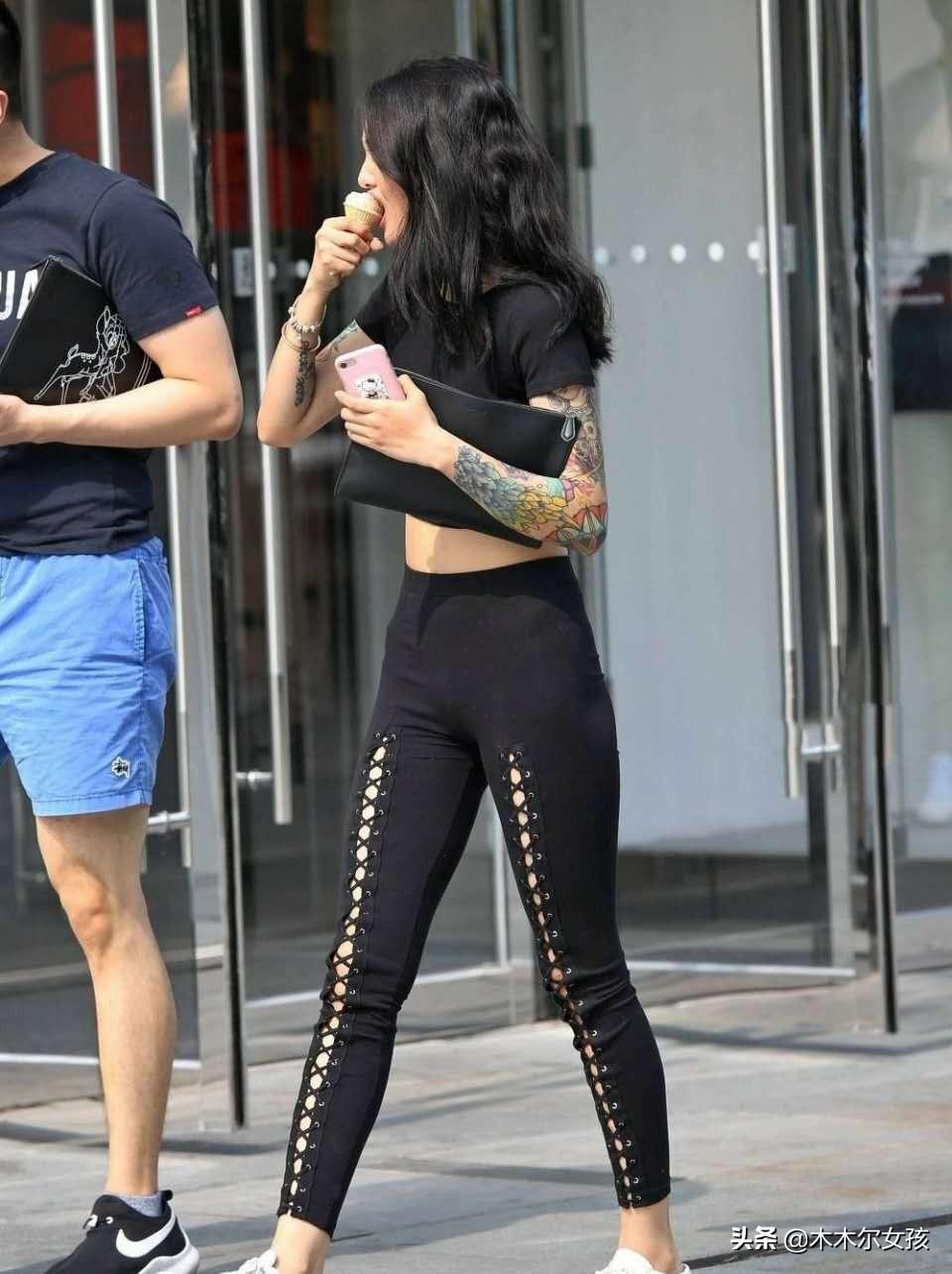 街拍，一个绝美的背影，让我们感受到美女不同寻常的美