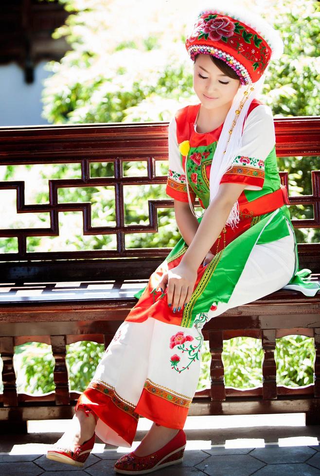 少族民族白族特色风高清写真，网友惊叹：还是中国民族服饰好看