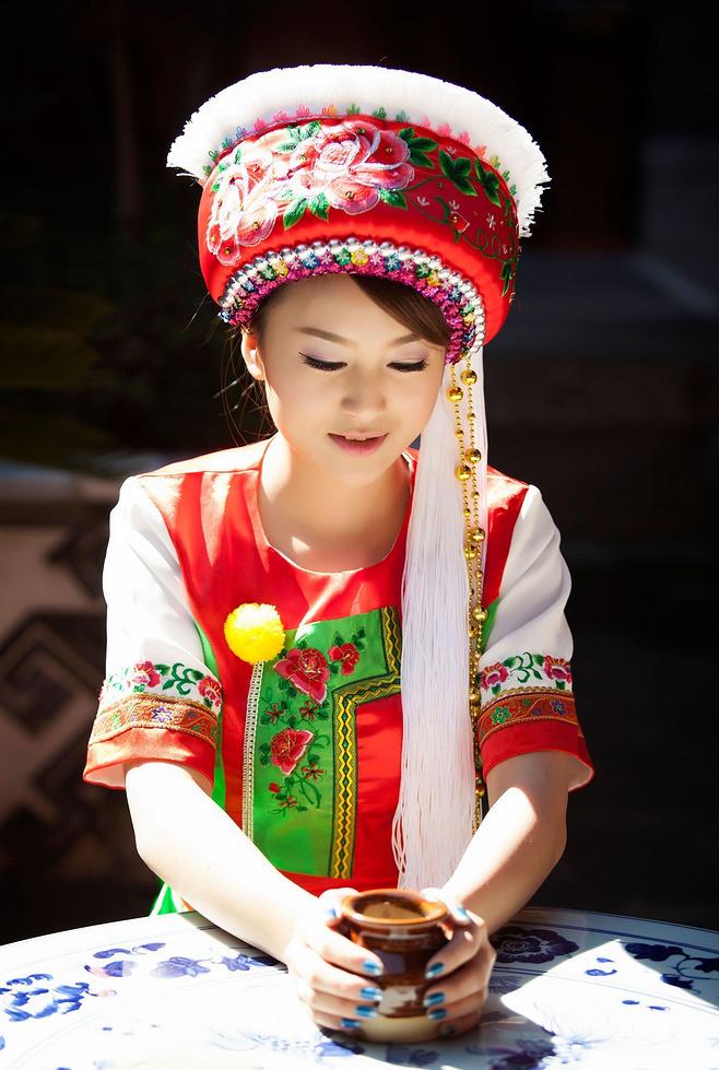 少族民族白族特色风高清写真，网友惊叹：还是中国民族服饰好看