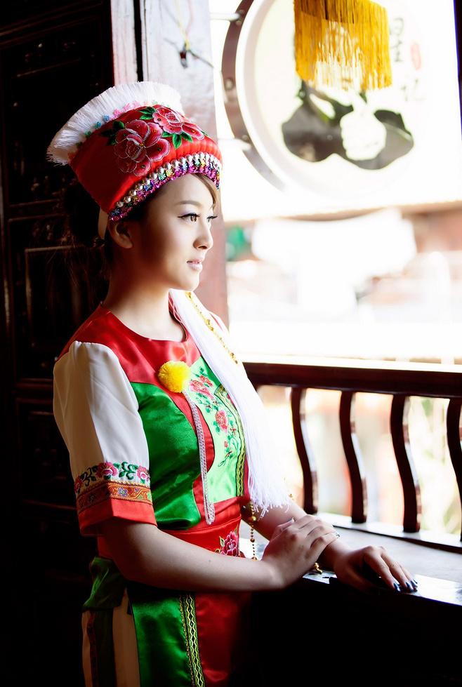 少族民族白族特色风高清写真，网友惊叹：还是中国民族服饰好看